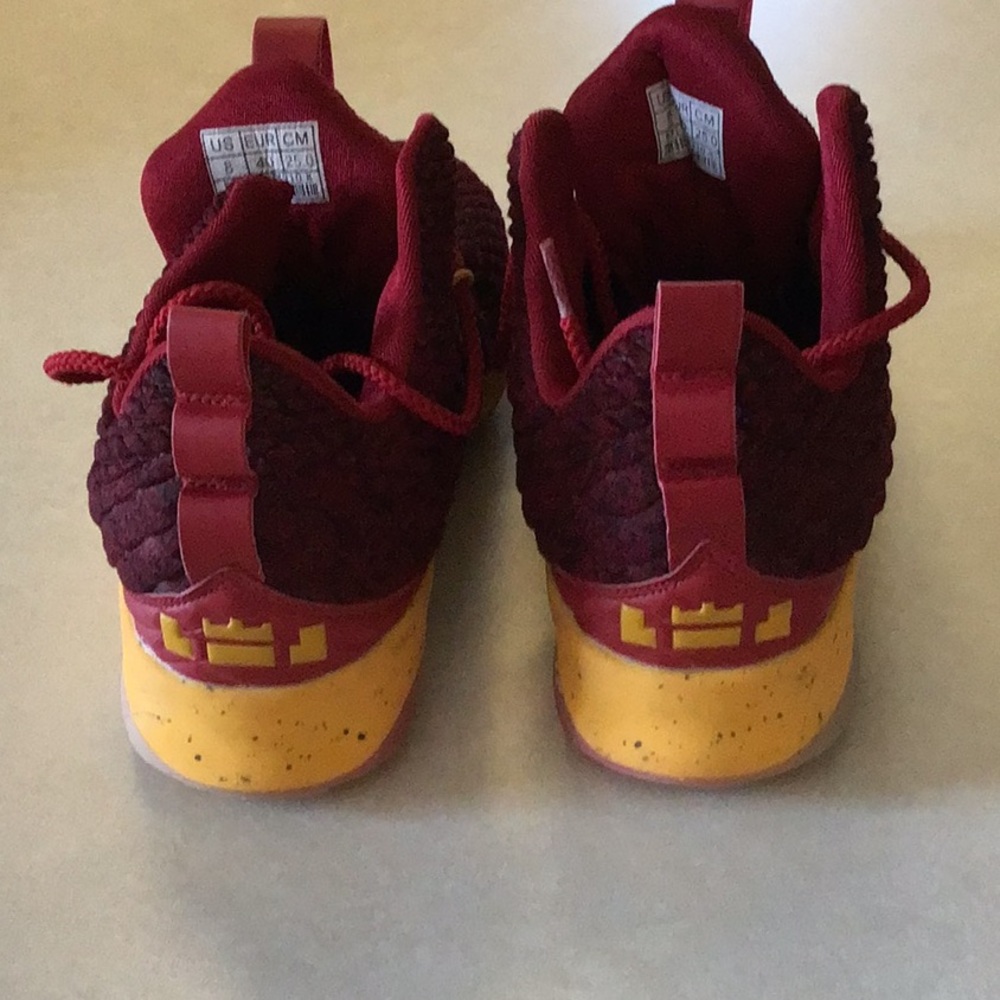 Le Bron James Basketball Shoes Size 8 View 2